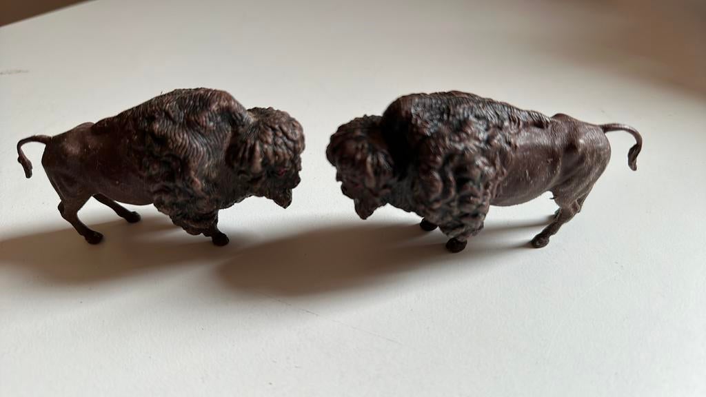 Bizon en neushoorn, Verzamelen, Dierenverzamelingen, Ophalen of Verzenden, Zo goed als nieuw, Beeldje of Figuurtje