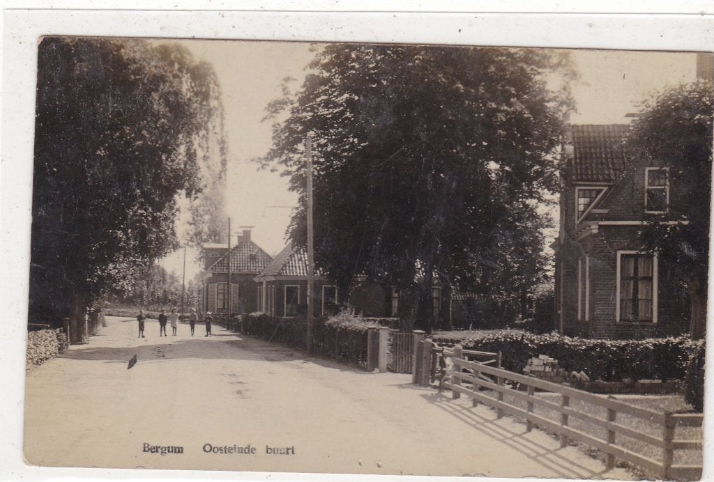 Bergum-Oosteinde buurt circa 1910 fotokaart, Verzenden, Voor 1920, Ongelopen, Friesland