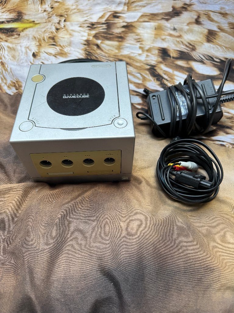 GameCube DOL-001 met oplader en analoge AV kabel, Ophalen of Verzenden, Gebruikt, Zilver, Zonder controller