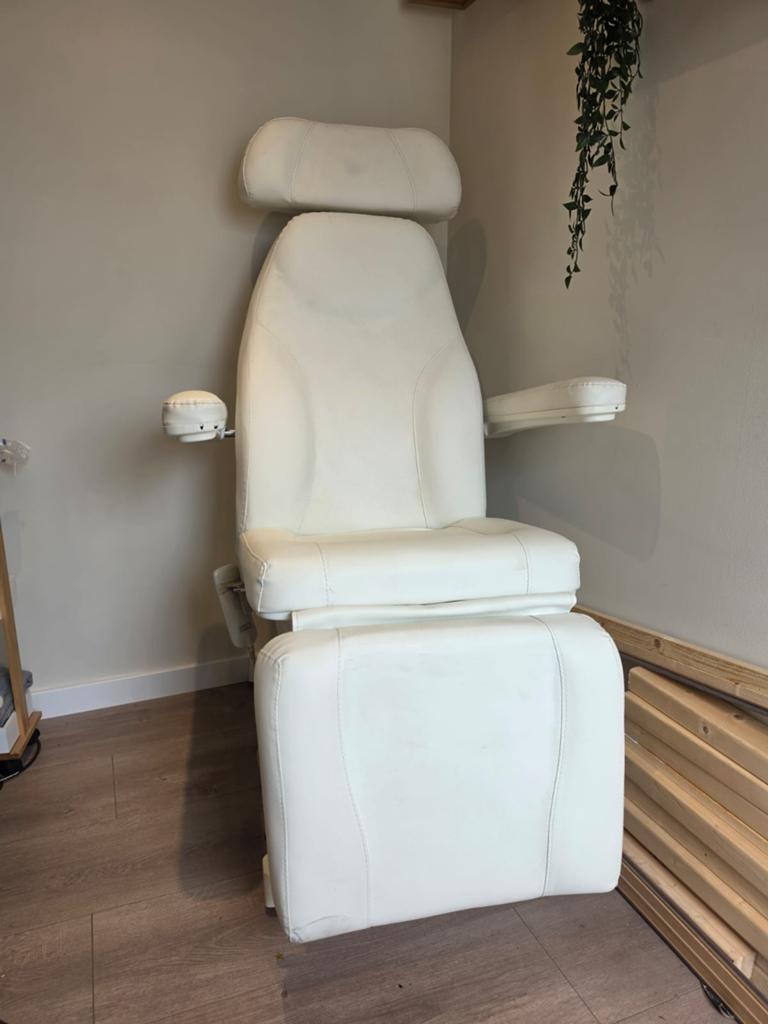 Luxe Elektrische Behandelstoel - Wit Kunstleer, Huis en Inrichting, Stoelen, Gebruikt, Wit, Ophalen of Verzenden, Modern, Professioneel, Salon