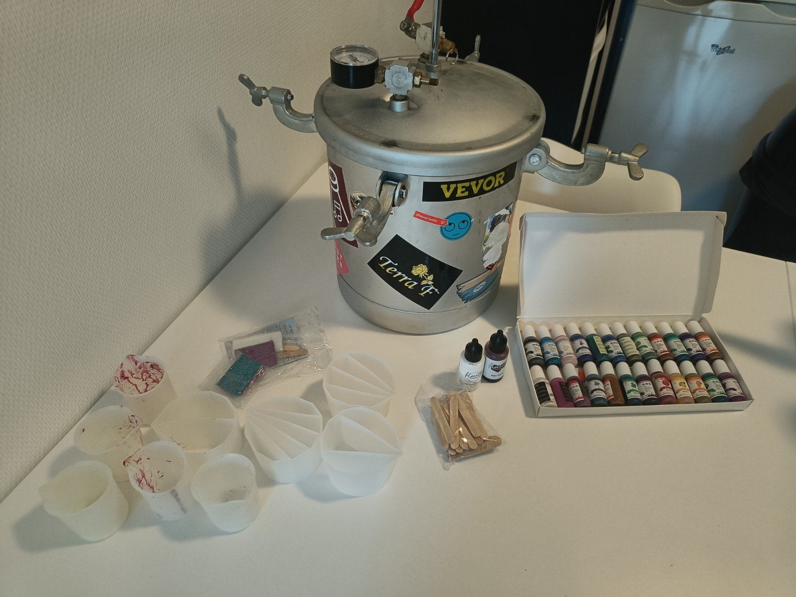 Drukpot/pressure pot met fietspompventiel resin/hars/epoxy, Ophalen