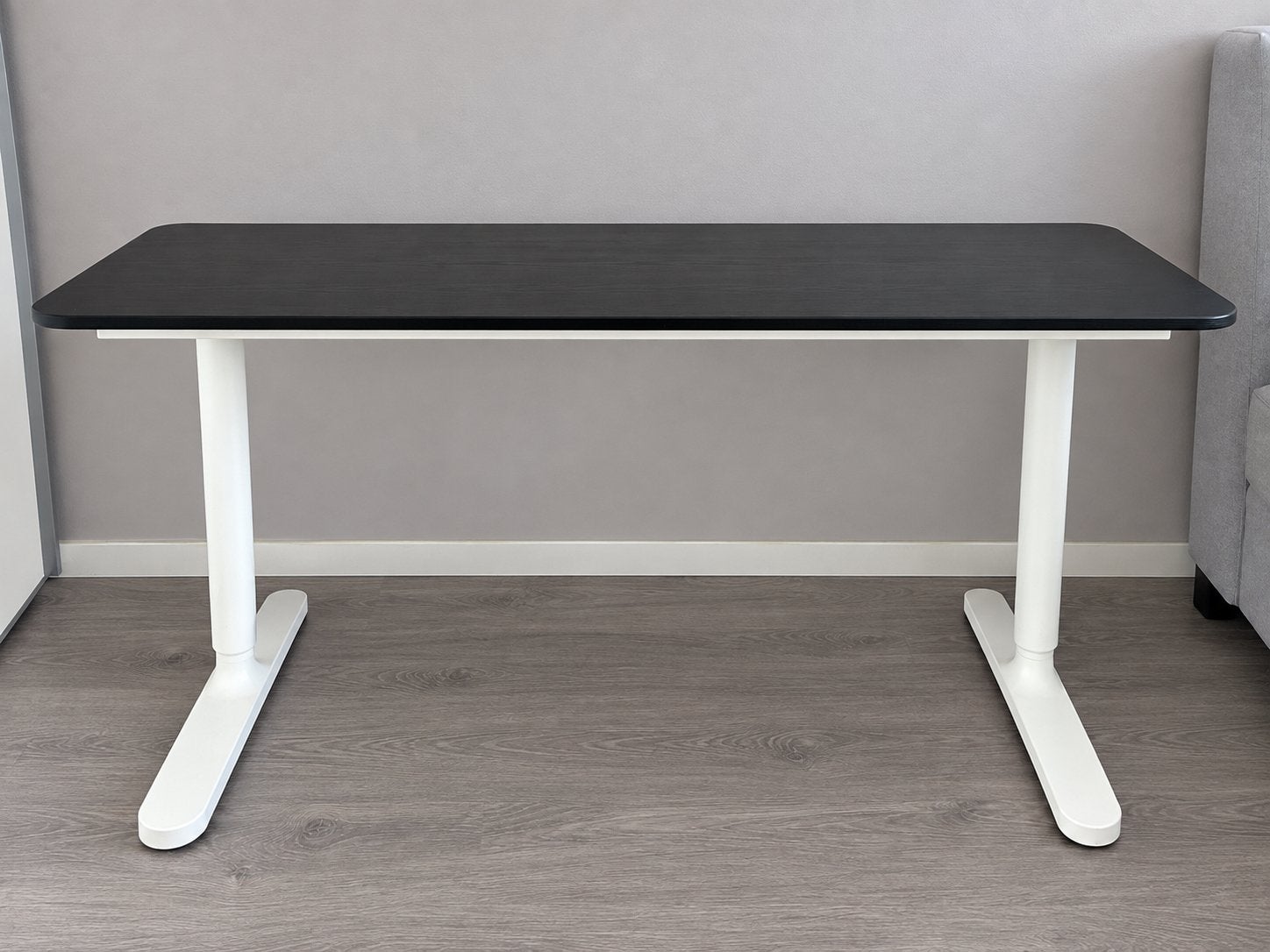 IKEA Bekant bureau - Zwart blad, wit onderstel, Ophalen, Zwart, In hoogte verstelbaar, Zo goed als nieuw
