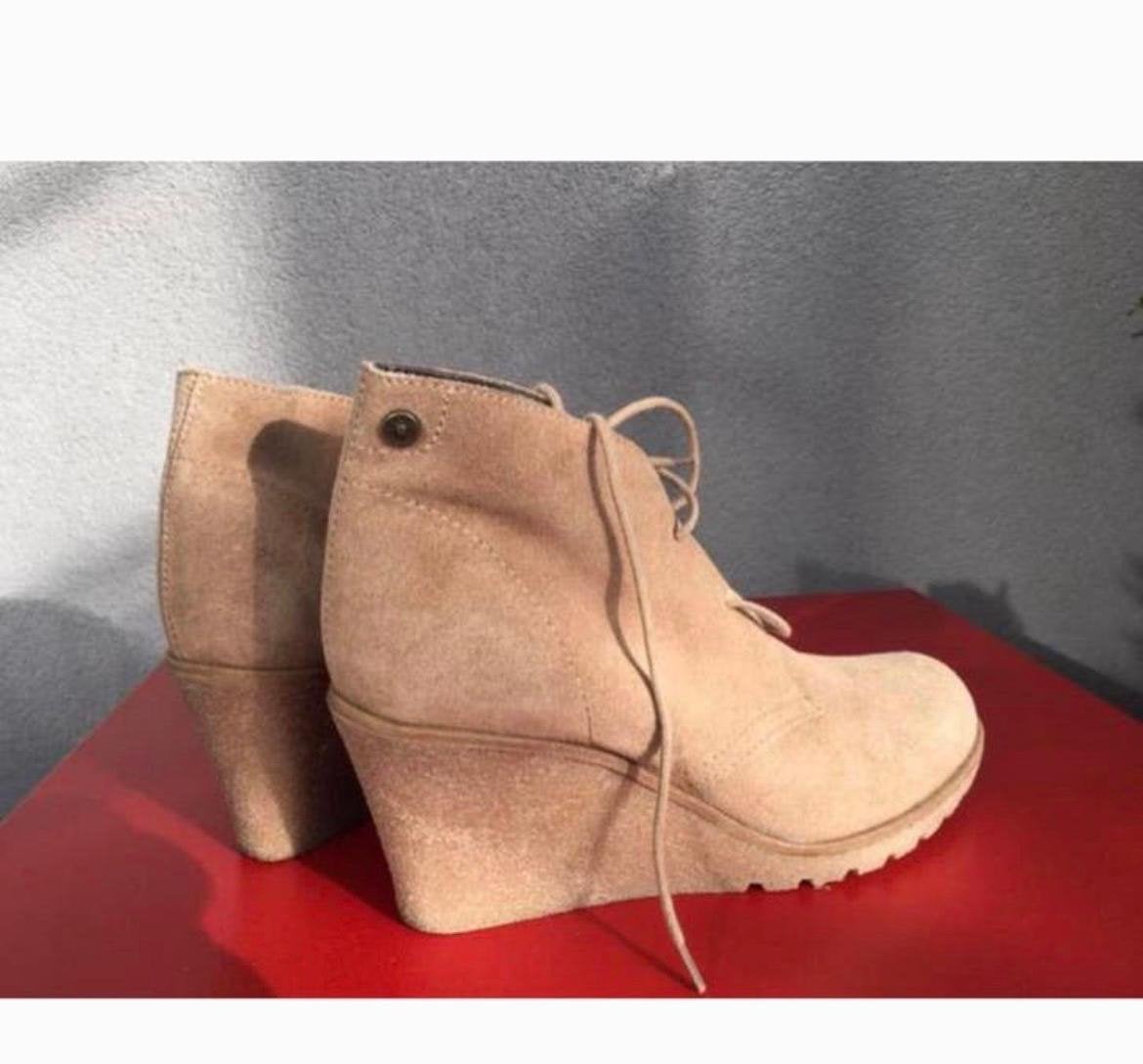 Nieuwe originele Esprit suède sleehak laarsjes in beig m 37, Kleding | Dames, Beige, Lage of Enkellaarzen, Ophalen of Verzenden