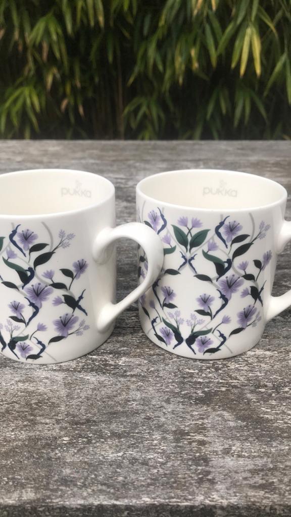 2 Pukka (thee) mokken lila gebloemd - NIEUW!, Nieuw, Ophalen of Verzenden, Overige stijlen, Kop(pen) en/of Schotel(s)