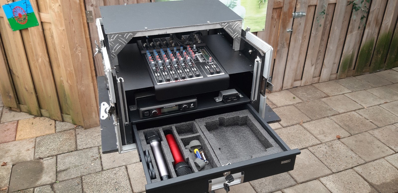 flightcase met Devine MixDesk 802FX mengpaneel , duel wirele, Ophalen, Zo goed als nieuw