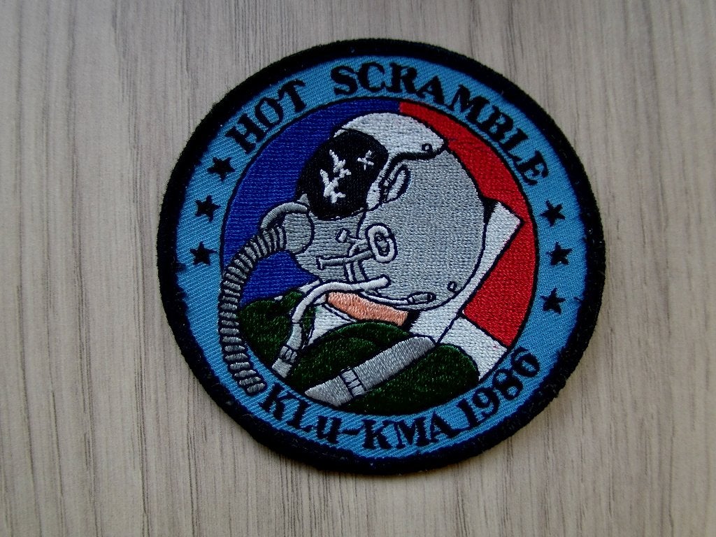 Patch KLu-KMA 1986 "Hot Scramble", Verzamelen, Militaria | Algemeen, Verzenden, Luchtmacht, Nederland, Embleem of Badge