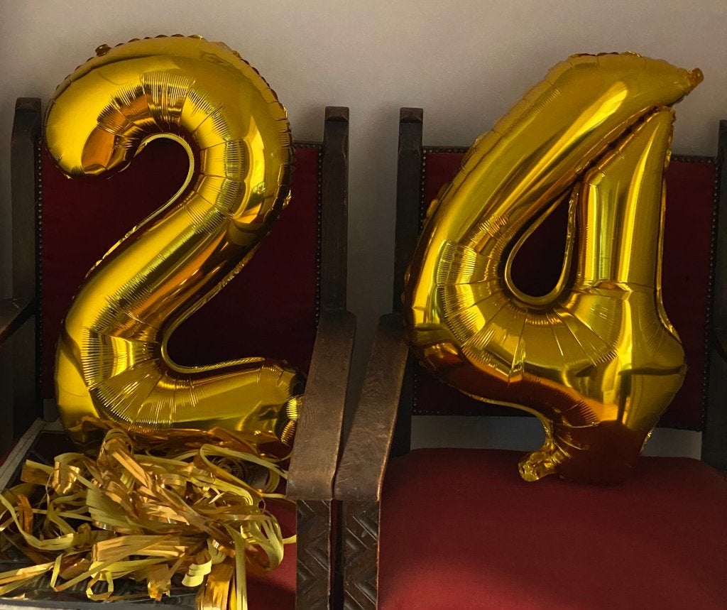 24 jaar: twee cijferballonnen: "2" & "4", 65 cm, los te koop, Ophalen of Verzenden, Zo goed als nieuw, Versiering, Verjaardag