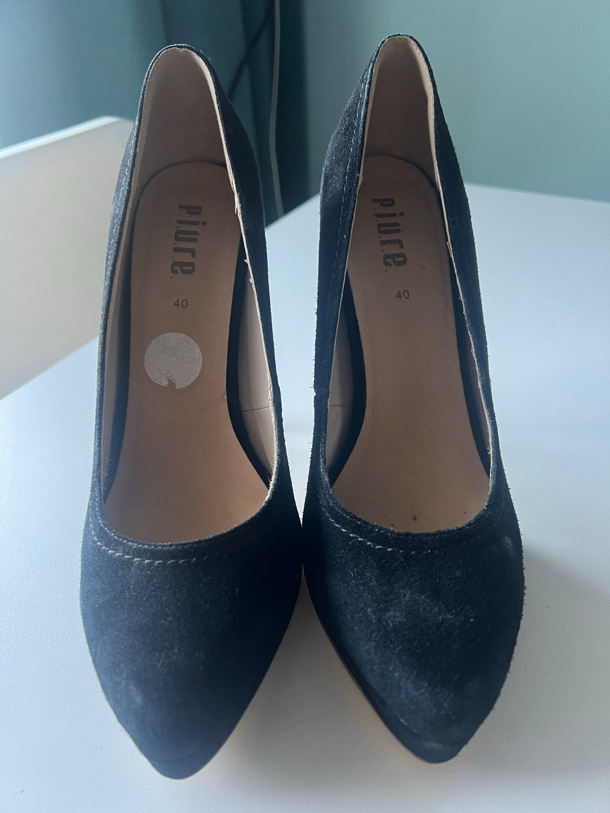Piure zwarte suède pumps, maat 40, Kleding | Dames, Schoenen, Ophalen of Verzenden, Gedragen, Zwart, Pumps