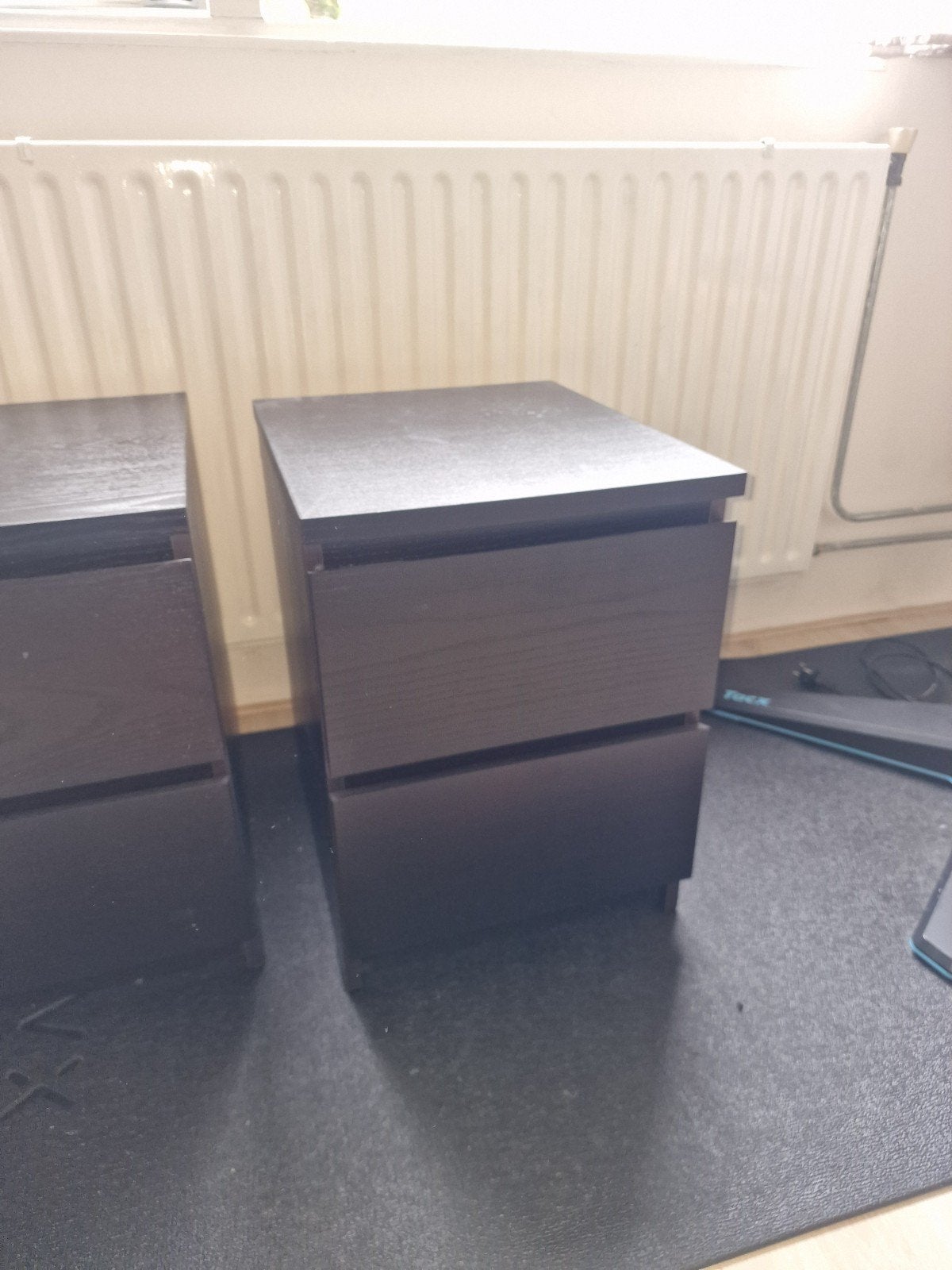 Twee zwarte IKEA houten nachtkastjes met twee lades, Huis en Inrichting, Ophalen, Gebruikt, Minder dan 45 cm, 55 tot 70 cm