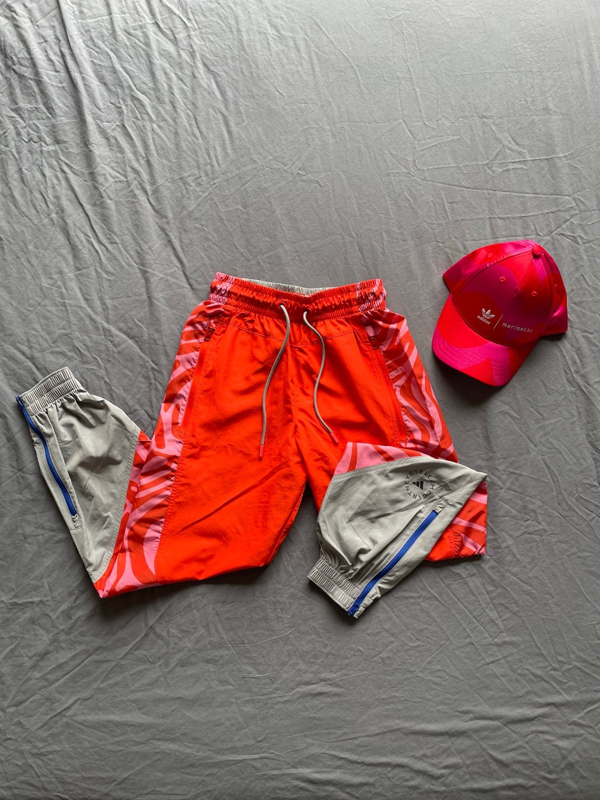 Adidas by Stella McCartney trainingsbroek en Marimekko pet, Kleding | Dames, Overige typen, Oranje, Ophalen of Verzenden, Zo goed als nieuw