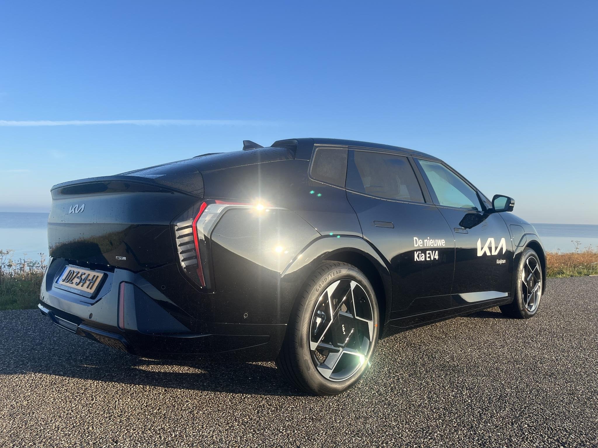 Kia EV4 GT-PlusLine 81.4 kWh Nu in de showroom! DEMO VOORDEE, Auto's, 81 kWh, Zwart, Origineel Nederlands, 584 km