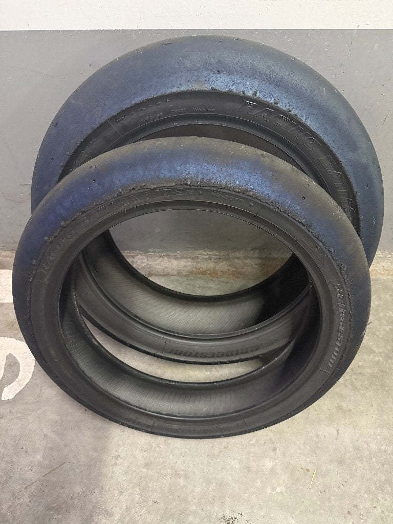 Twee sets Bridgestone V02 Slicks (Soft) - 120/605 & 200/660, Motoren, Ophalen, Gebruikt
