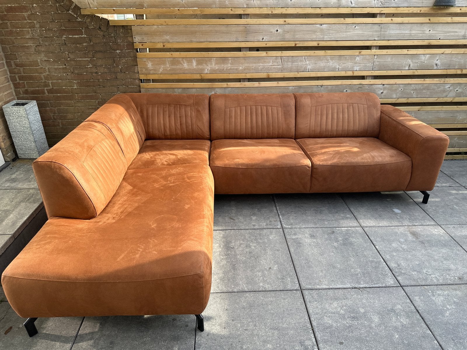 Comfortabele hoekbank in cognac kleur met lichte schade, Huis en Inrichting, Banken | Bankstellen, Ophalen, 250 tot 300 cm, Gebruikt