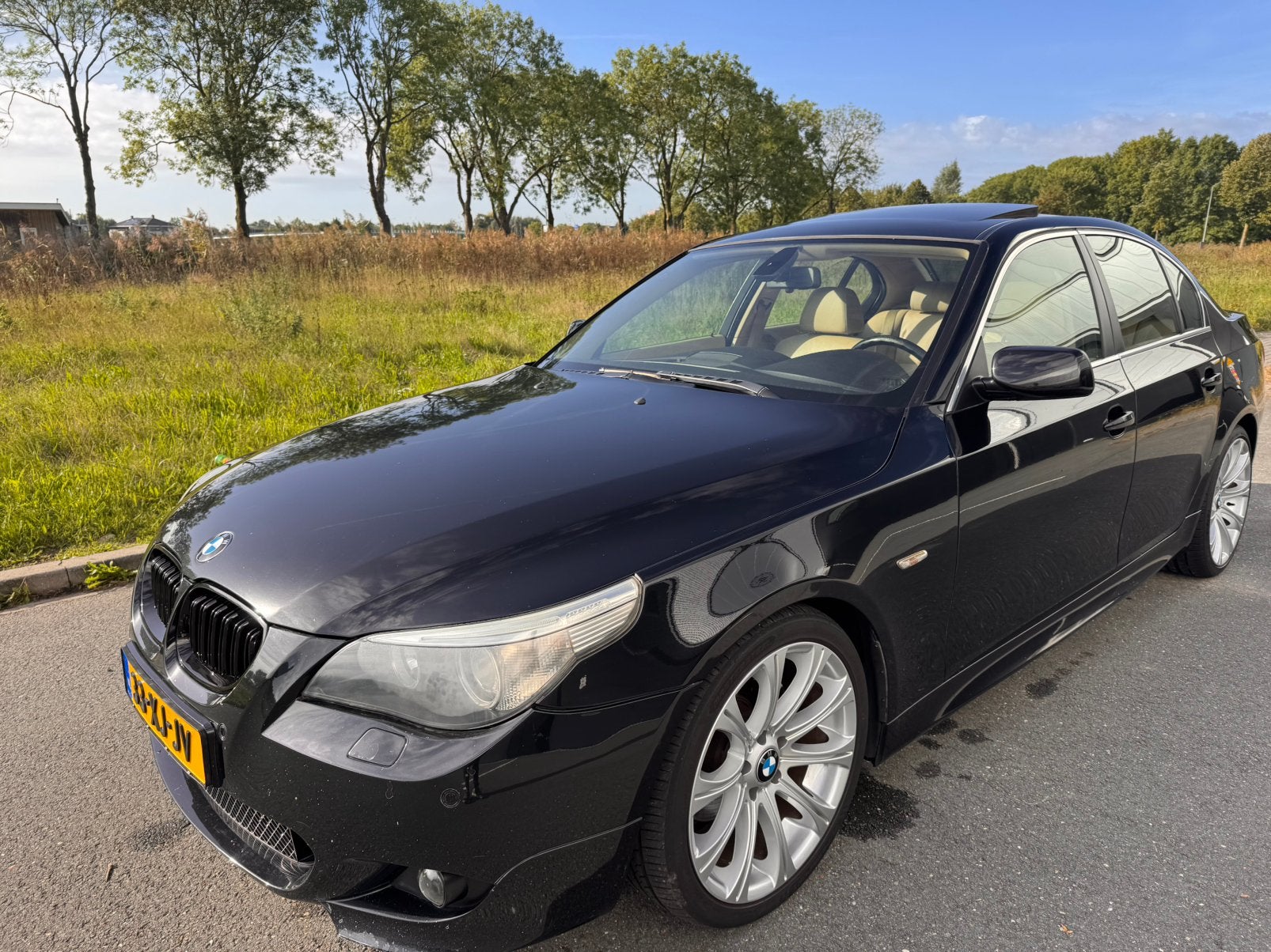 BMW 5-Serie 3.0 I 530 AUT 2003 Zwart, Auto's, Automaat, Achterwielaandrijving, Beige, 2000 kg