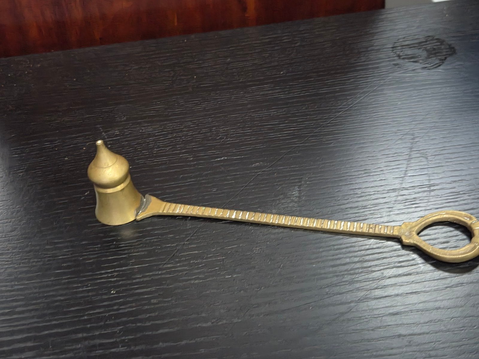 Antieke koperen kaarsendover met lange steel