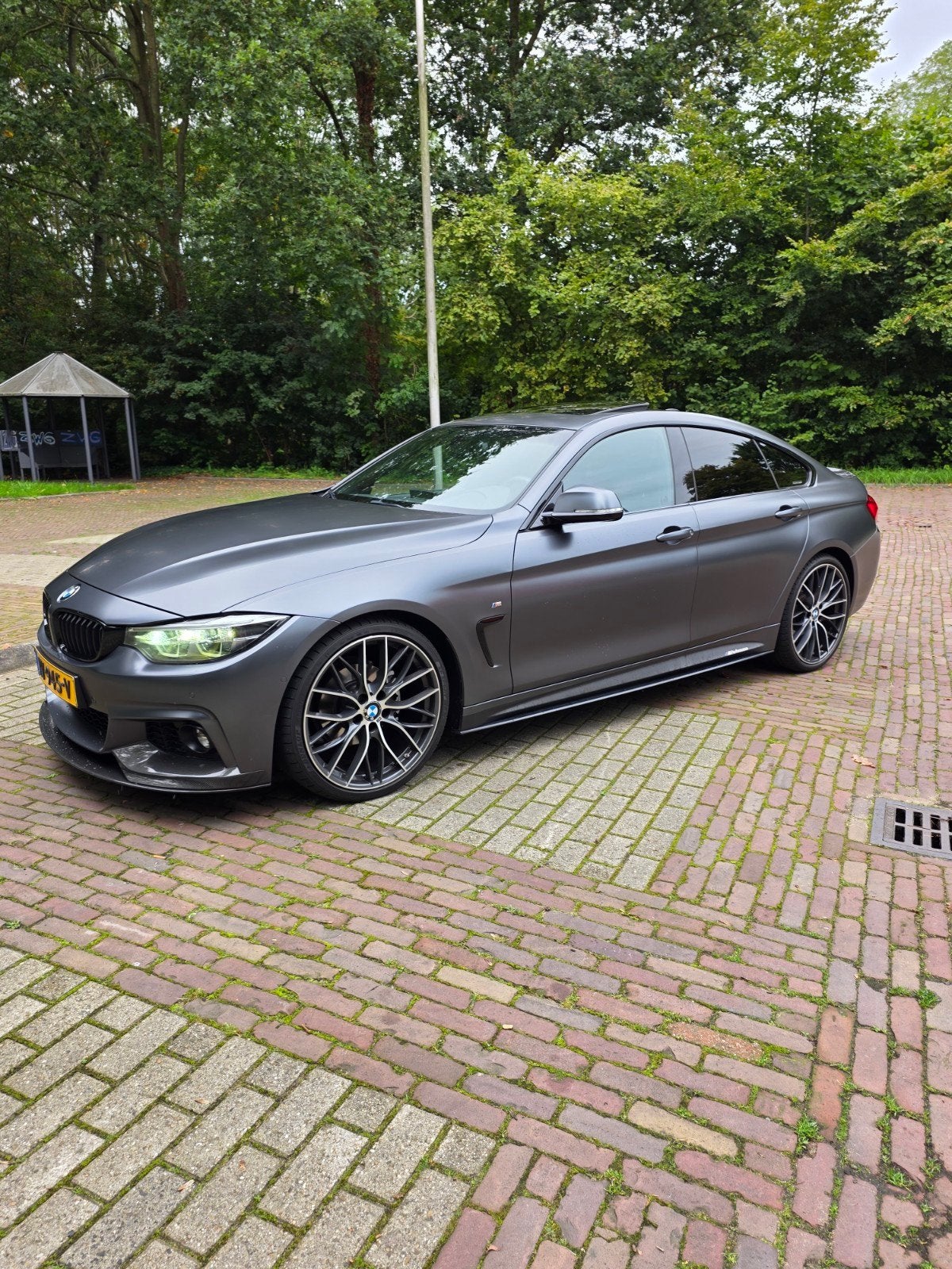 BMW 4-Serie Gran Coupé 418i 136pk Aut 2019 Grijs, Auto's, Automaat, Dealer onderhouden, 3 cilinders, Zilver of Grijs