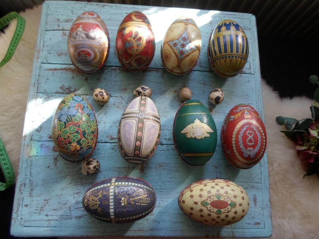BLIKKEN EIEREN 2 HELFTEN NAAR VOORBEELD FABERGÉ EIEREN., Ophalen of Verzenden