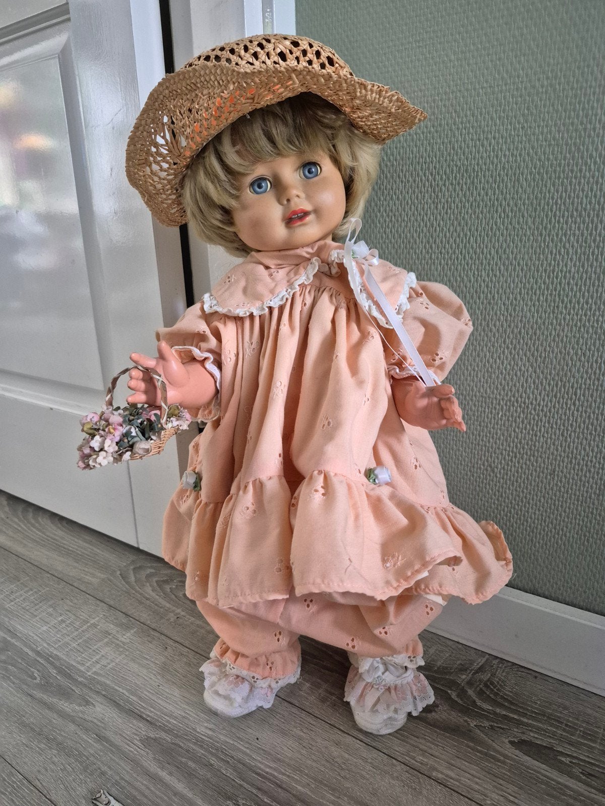 Vintage pop met strohoed en mandje - 55 cm, Ophalen of Verzenden, Gebruikt, Babypop