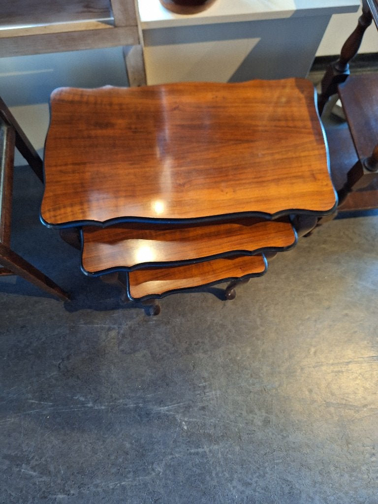 Set van 3 antieke nesttafels, mahoniehout, Klassiek, Antiek, Onbekend, 55 tot 75 cm, Zo goed als nieuw