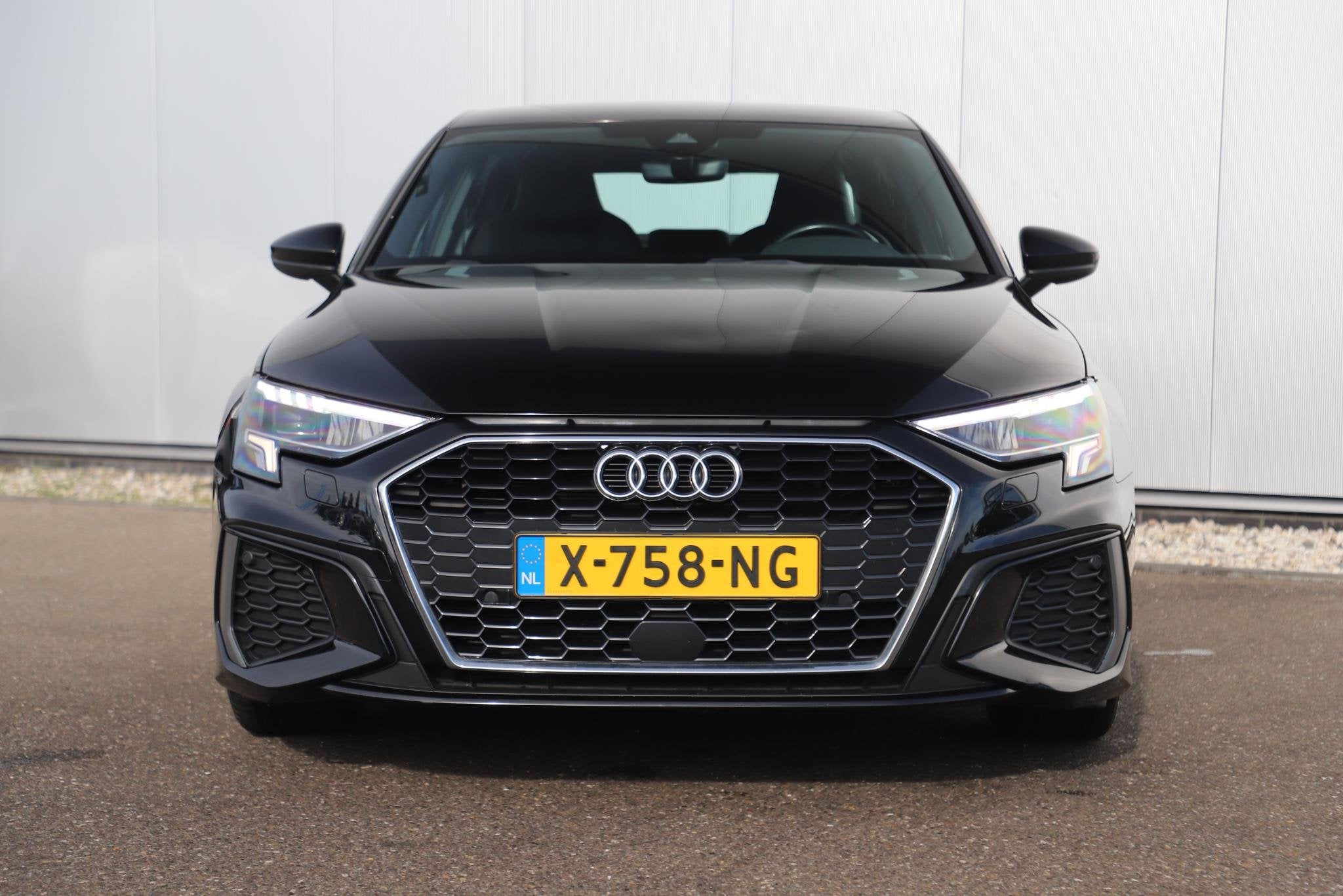 Audi A3 Limousine 30 TFSI S edition Trekhaak Half Leder Rode, Auto's, Adaptive Cruise Control, Gebruikt, Met garantie (alle), Leder en Stof