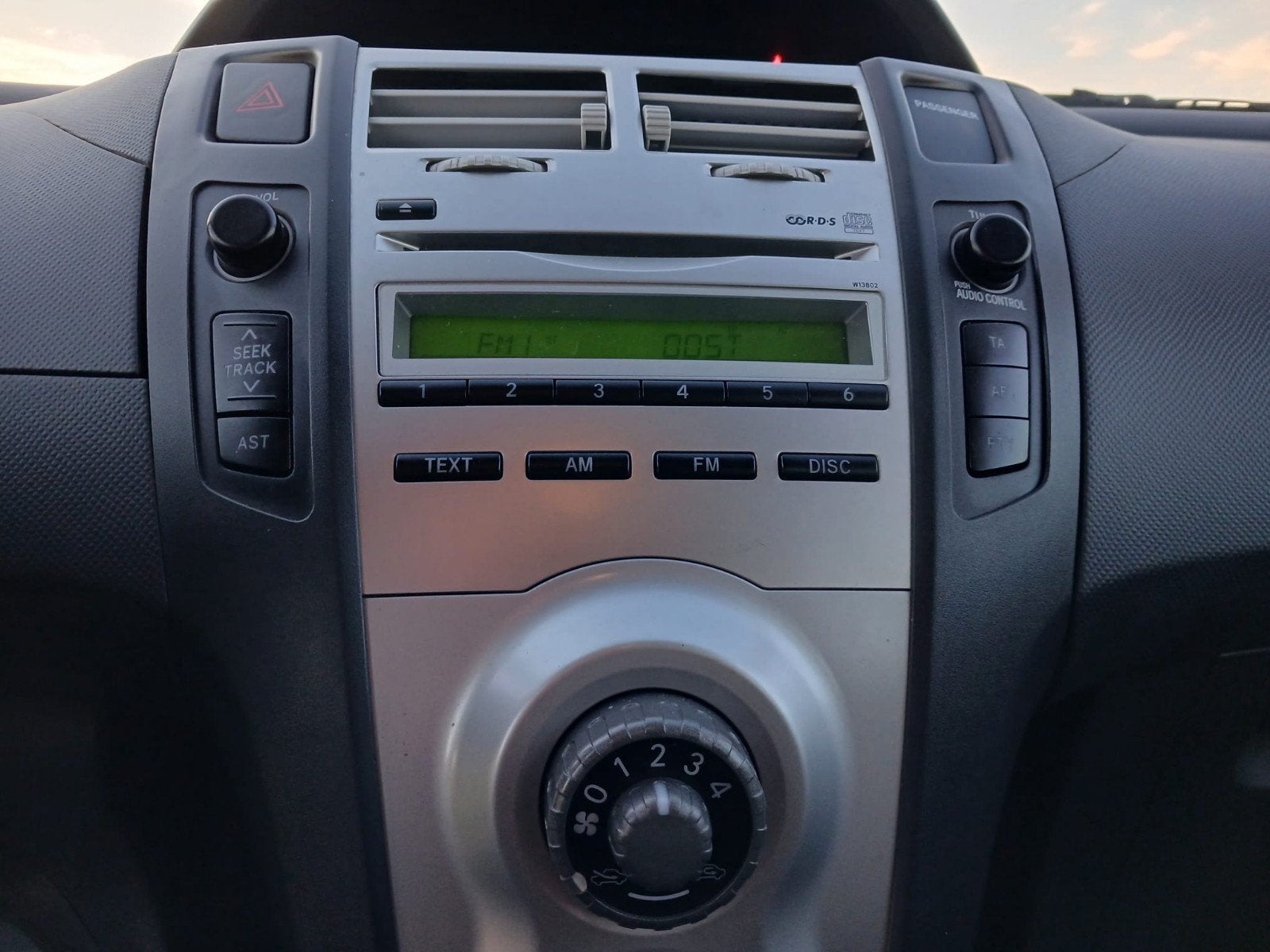 Foto 19 van Toyota Yaris 1.3 16V AIRCO 5 deurs NIEUW APK