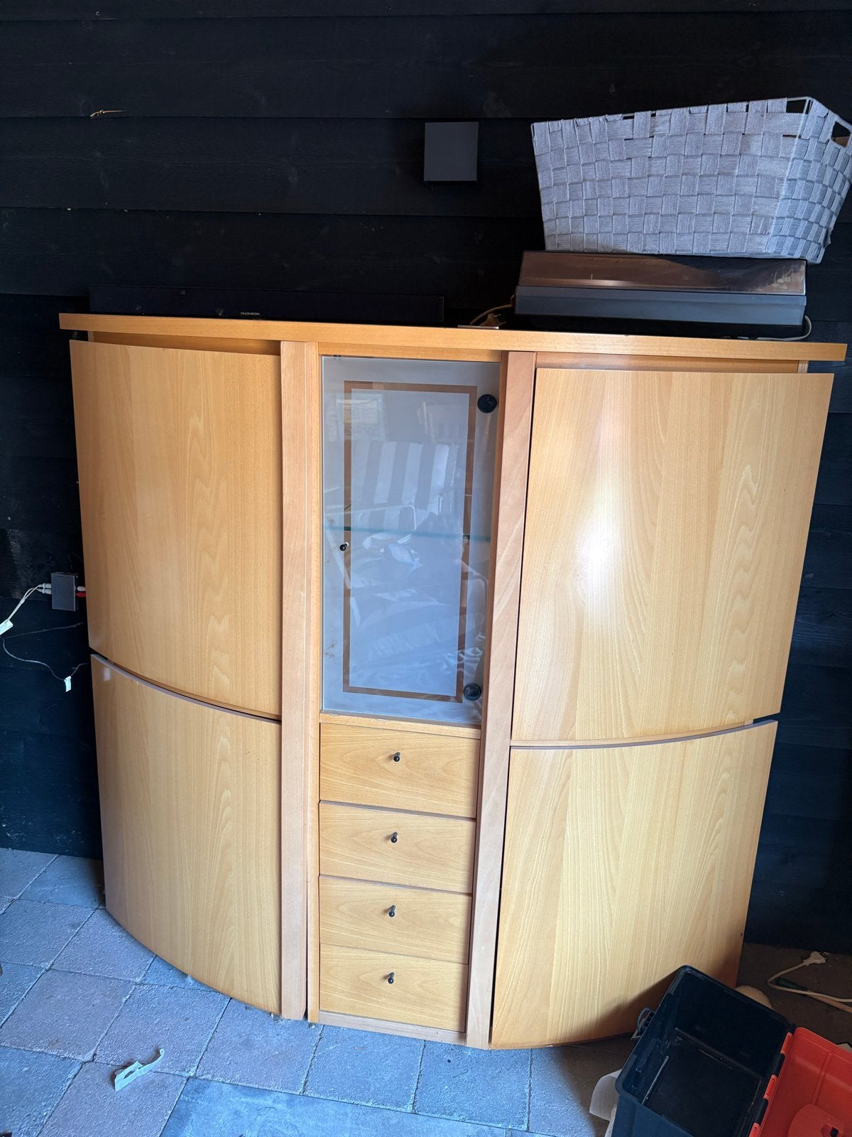 Houten vitrine kast met glazen deur en lades, Ophalen, Gebruikt, 100 tot 150 cm, 150 tot 200 cm