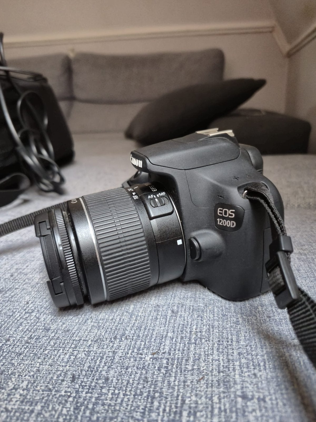 Canon 1200D Full HD + 2 Lenzen + Fototas + Statief, Audio, Tv en Foto, Spiegelreflex, Canon, Bodydop, Zo goed als nieuw