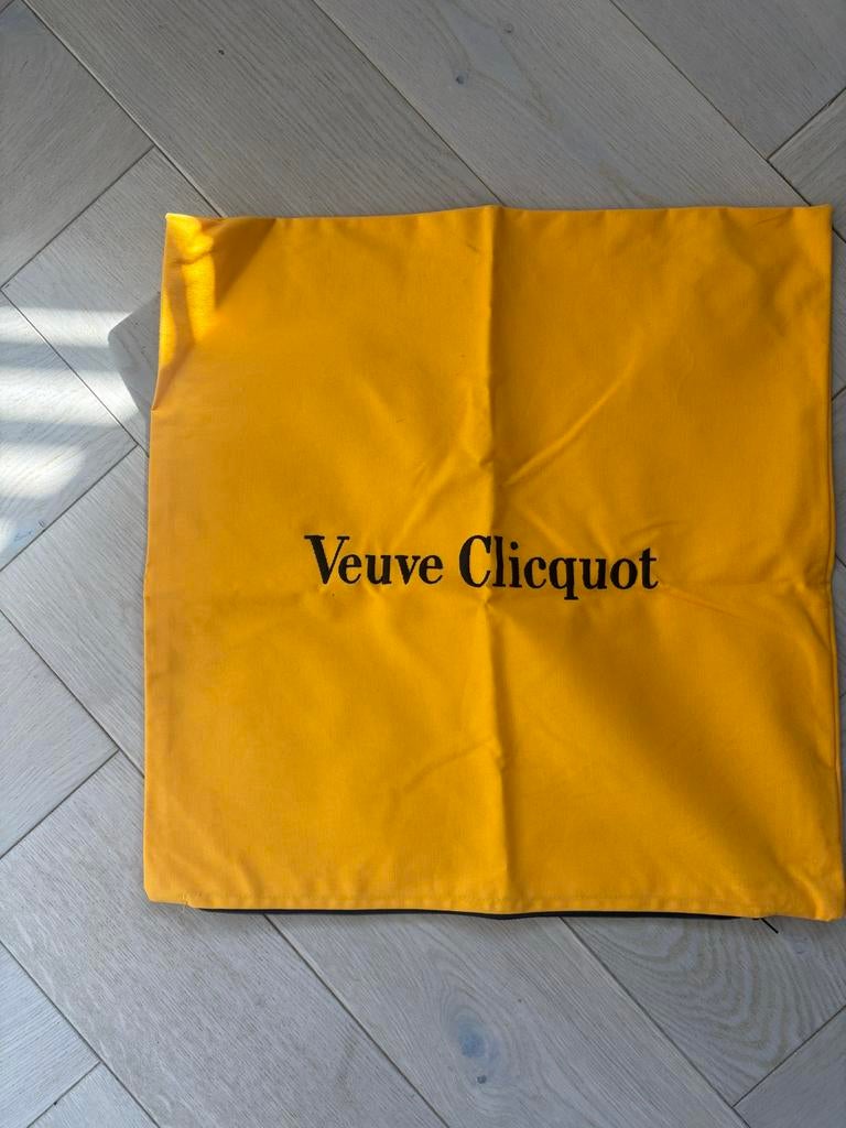 Nieuw Veuve Clicquot kussen 50x50 cm - Geel met logo, Ophalen of Verzenden, Nieuw, Geel, Vierkant