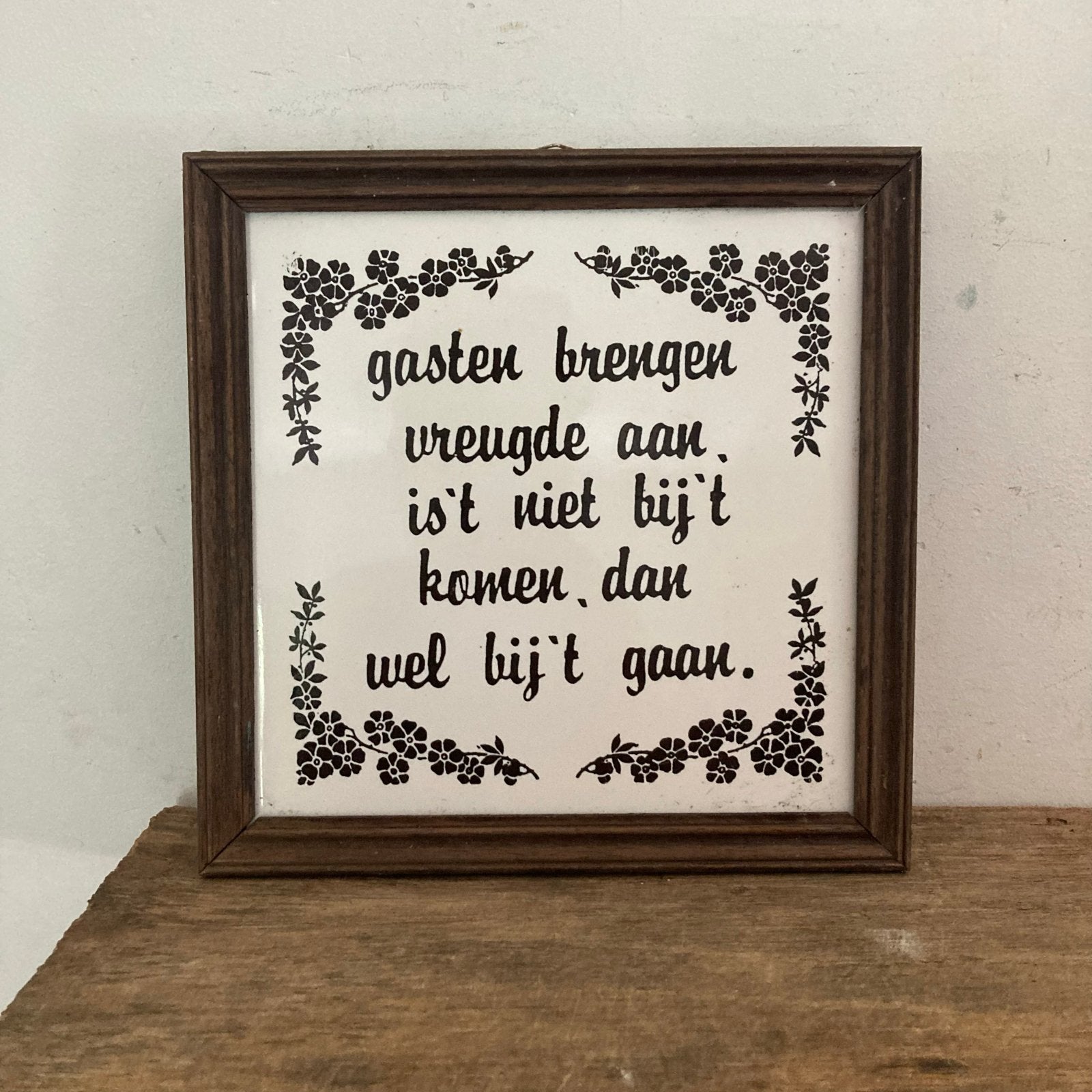 Spreukentegel 'Gasten brengen vreugde aan' 17.5x17.5 cm, Ophalen of Verzenden