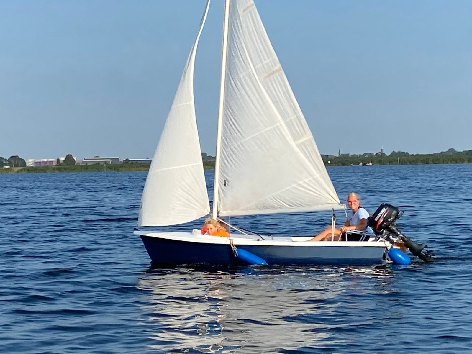 Zeilboot met zeilen en mast - en roer, giek incl trailer, Ophalen, Gebruikt, Polyester, Buitenboordmotor