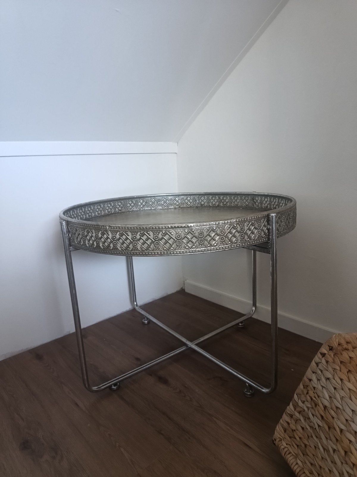 Zilverkleurige bijzettafel met dienblad, Huis en Inrichting, Tafels | Bijzettafels, Ophalen, Minder dan 45 cm, Gebruikt, Metaal of Aluminium