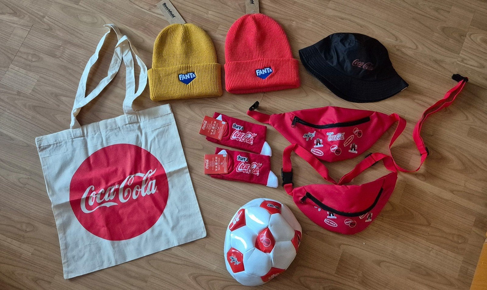 Coca-Cola & Fanta Fanpakket: Heuptassen, Sokken, Muts, Bal, Ophalen of Verzenden, Gebruikt, Gebruiksvoorwerp