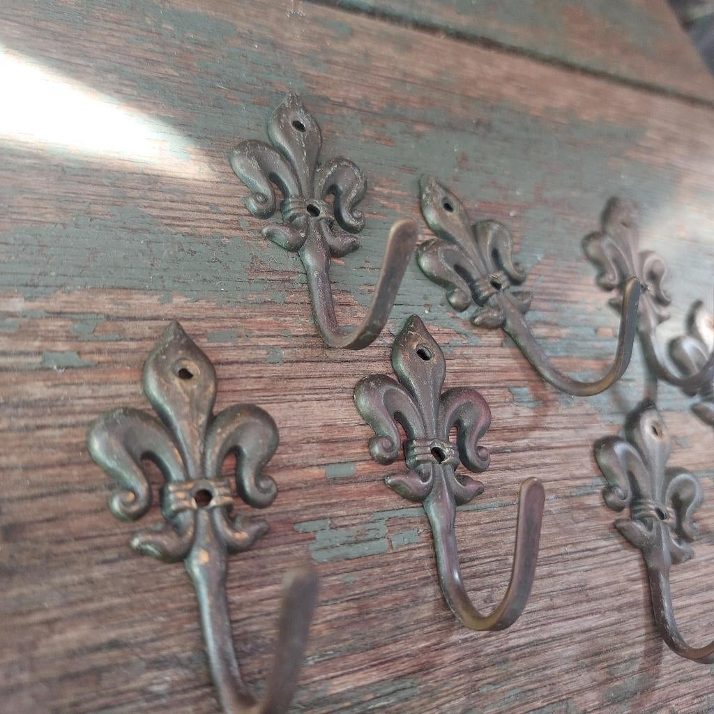 Mooie brocante wandhaakjes in de vorm van Fleur de Lis, Overige materialen, Gebruikt, Wandhaken, Ophalen of Verzenden