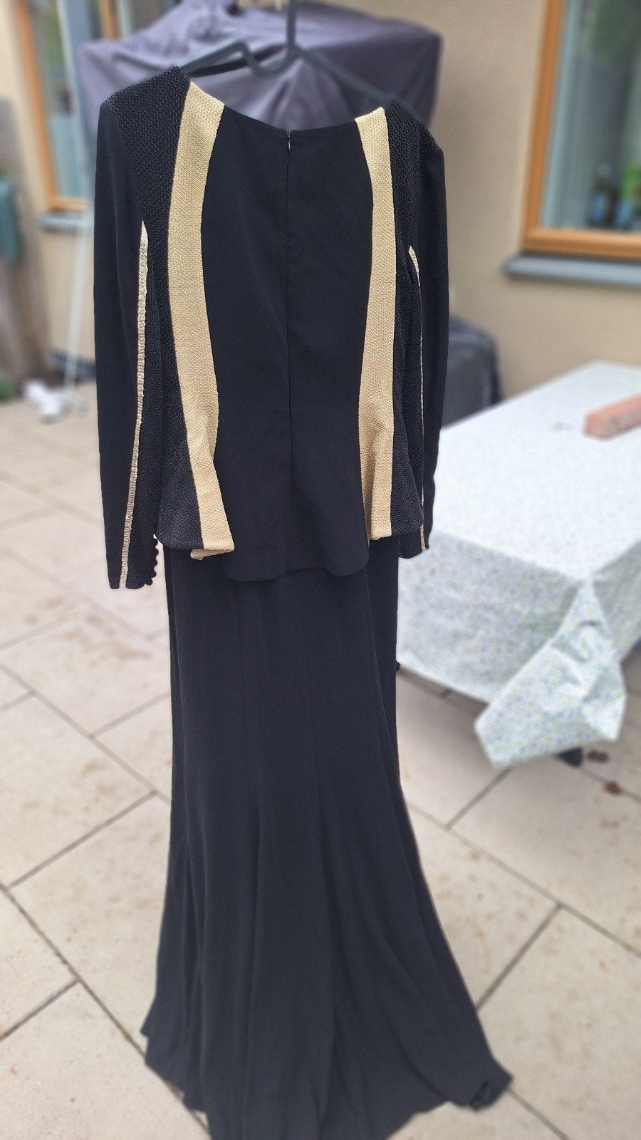 Elegante jurk met goudkleurige accenten, Kleding | Dames, Zwart, Maat 42/44 (L), Ophalen of Verzenden, Zo goed als nieuw