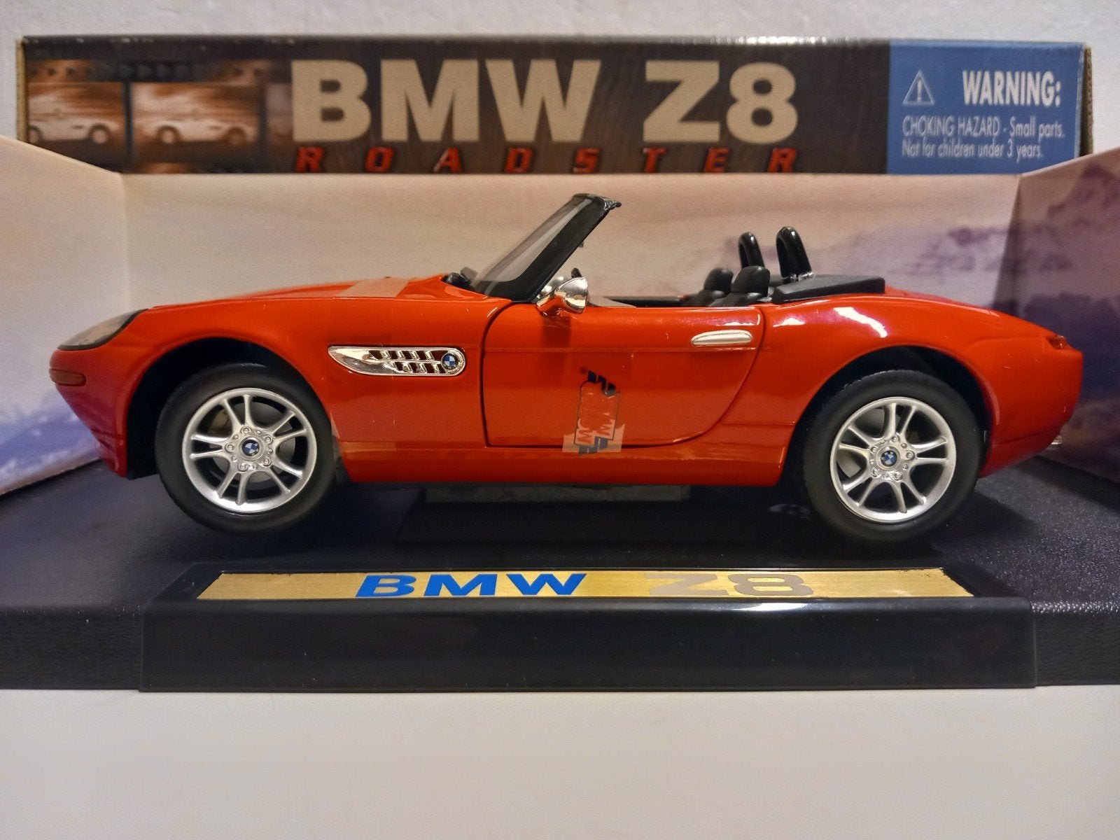 BMW Z8 Roadster cabriolet rood Motomax metal 1:18 KRD, Ophalen of Verzenden, Zo goed als nieuw, Auto, Overige merken