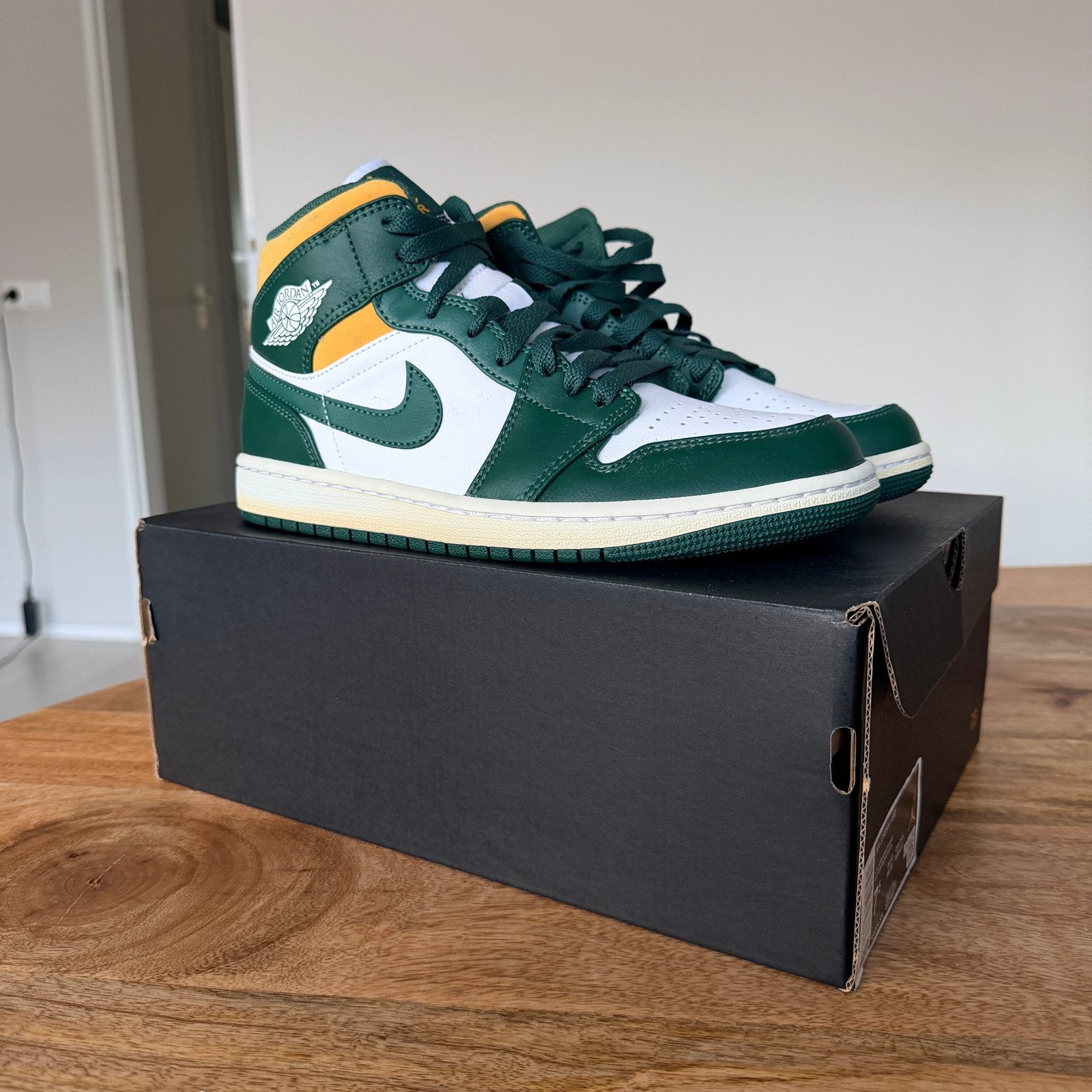 Nike Air Jordan 1 Mid Sonics - Noble Green/Pollen-White, Kleding | Heren, Schoenen, Overige kleuren, Nieuw, Ophalen of Verzenden