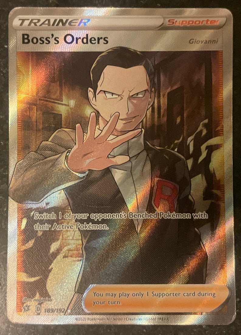 Boss's Orders (Giovanni) Full Art Trainer Pokémon Kaart, Hobby en Vrije tijd, Verzamelkaartspellen | Pokémon, Ophalen of Verzenden