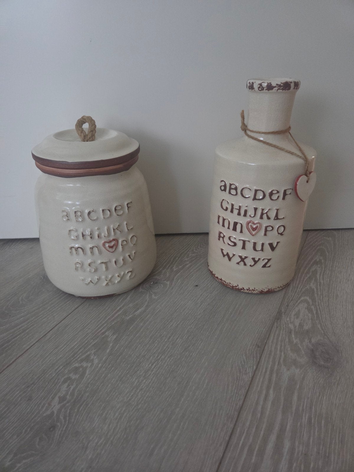 Decoratieve pot en fles met alfabet - Keramiek, Ophalen, Gebruikt, Beige, Landelijk