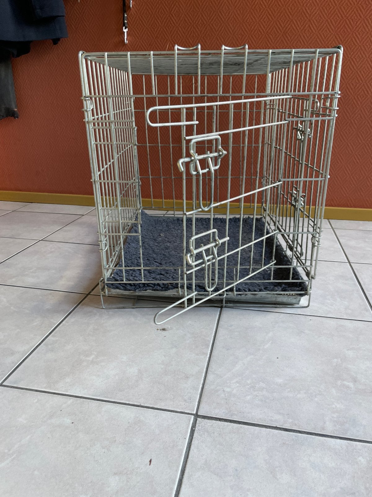 Goede stalen bench voor kleine tot middelgrote hond., Ophalen, Gebruikt