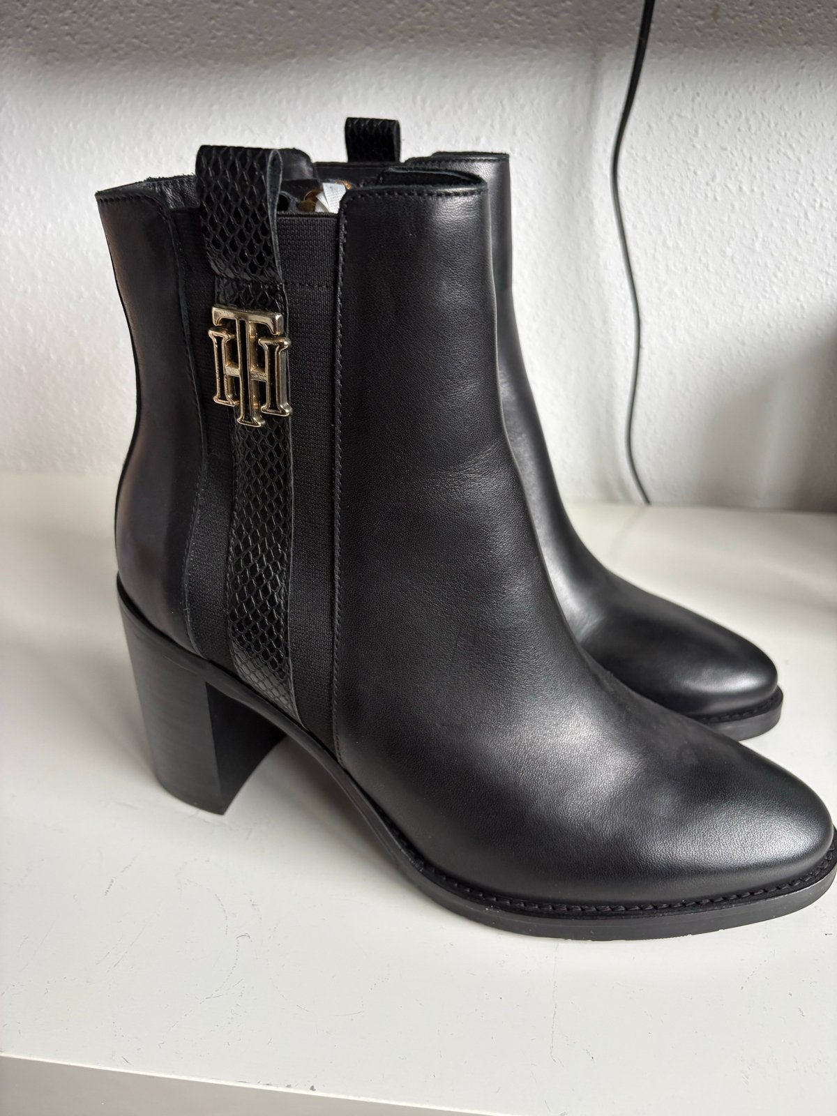 Nieuwe Tommy Hilfiger laarsjes met hak zwart goud maat 39, Verzenden, Nieuw, Zwart, Lage of Enkellaarzen