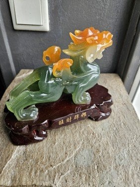 Chinees drakenbeeld van jade op houten standaard, Handgemaakt, Ophalen of Verzenden, 18 cm, China