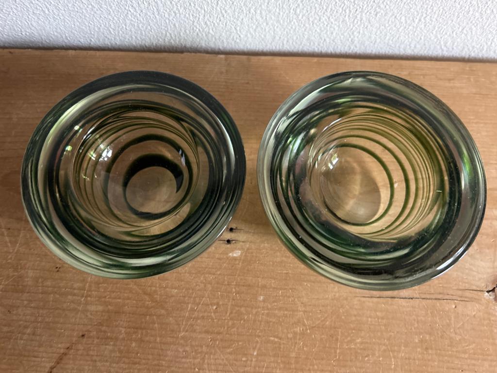 Set van 2 handgemaakte glazen kandelaars met groene sw, Antiek en Kunst, Ophalen of Verzenden, Kristal