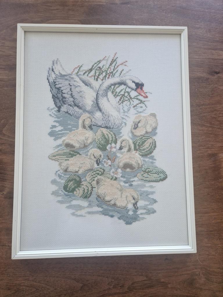 Geborduurd schilderij zwaan met zwaantjes, Ophalen of Verzenden, Gebruikt