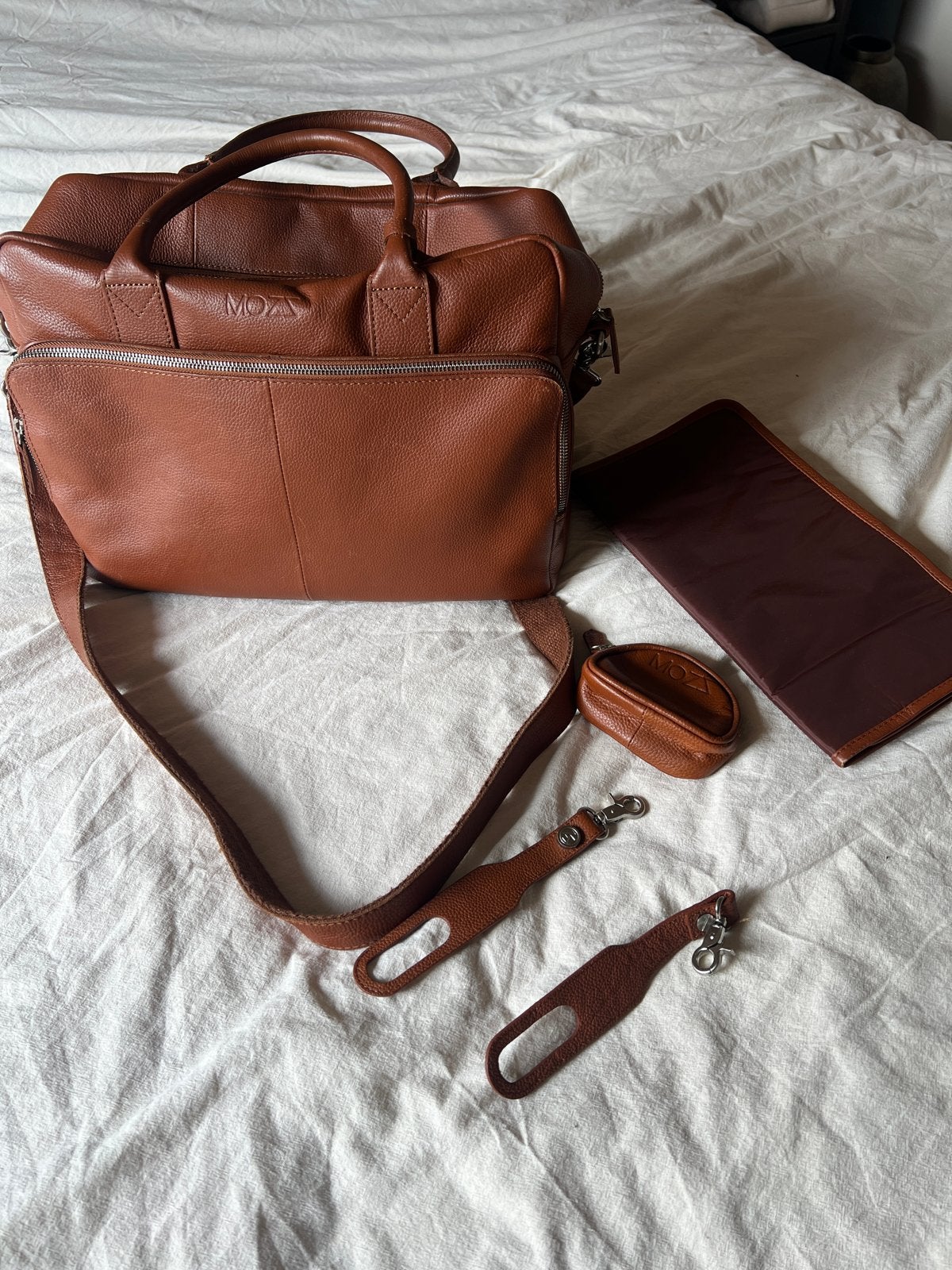 Cognac leren luiertas Mozz met accessoires (rits defect), Verzorgingstas, Bruin, Gebruikt, Mozz