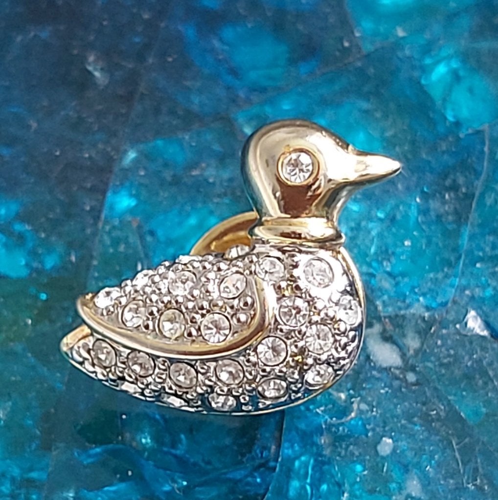Vintage Eendenpin Goudkleurig Met Strass Vlindersluiting., Ophalen of Verzenden, Zo goed als nieuw, Dier of Natuur, Speldje of Pin
