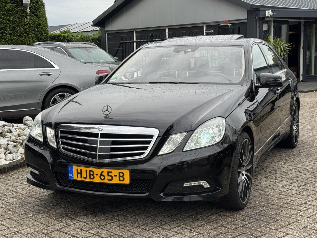 Mercedes-Benz E-Klasse E500 V8 Sedan Avantgarde Youngtimer S, Auto's, Automaat, Gebruikt, Zwart, Leder