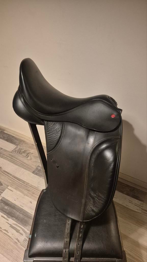 Thorrowgood dressuurzadel 17.5 inch, Dieren en Toebehoren, Paarden en Pony's | Zadels, Ophalen, Zo goed als nieuw, Dressuur