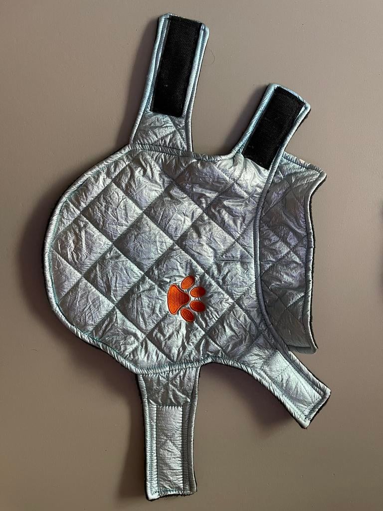 Honden jasje gewatteerd zilver kleurig, Dieren en Toebehoren, Honden-accessoires, Ophalen of Verzenden, Zo goed als nieuw