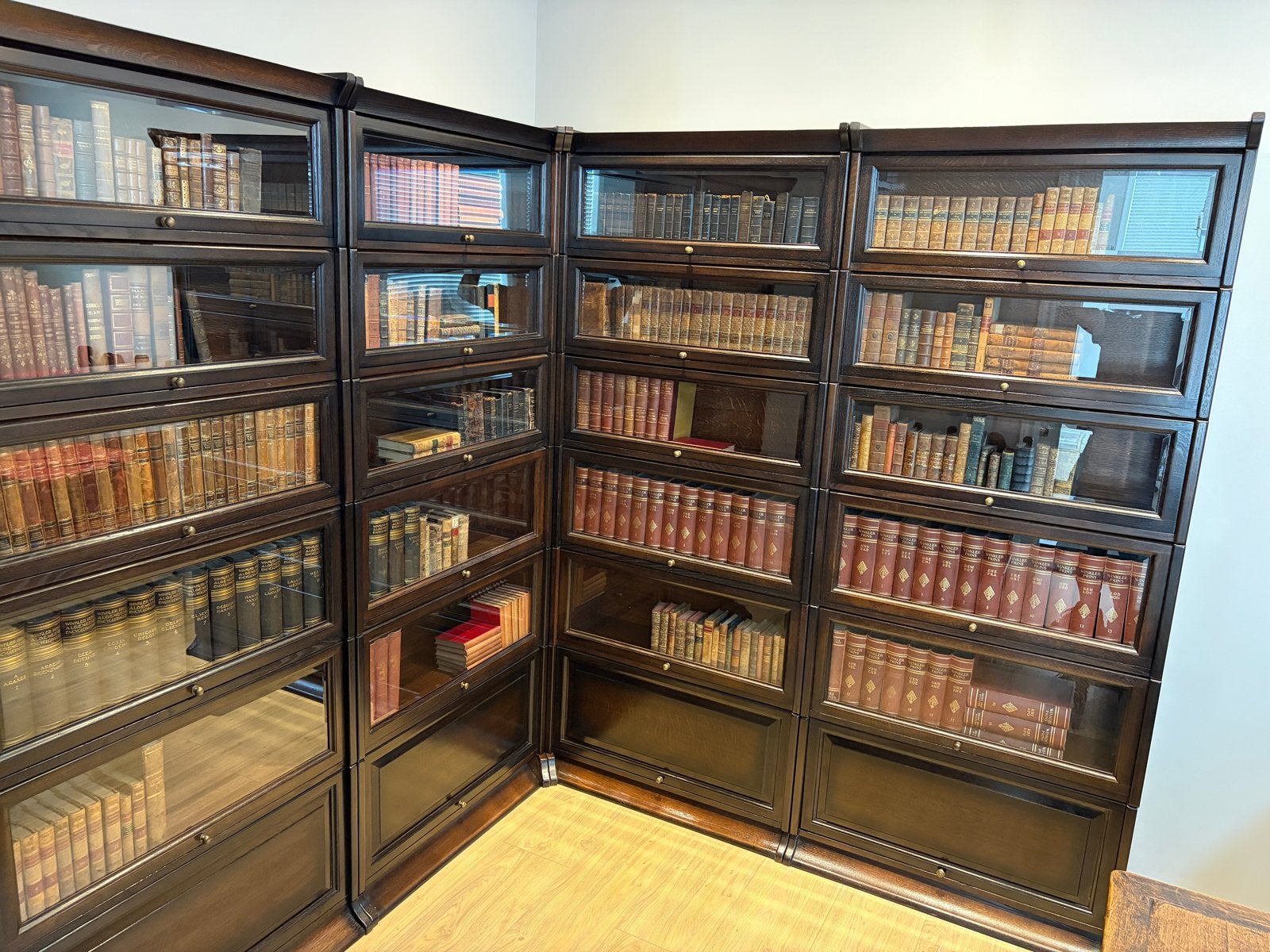 Engelse eiken hoek boekenkast model Globe Wernicke, Antiek en Kunst, Ophalen of Verzenden