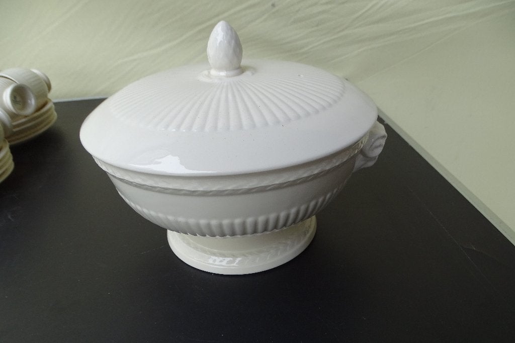 Wedgwood groenteschaal op voet met deksel, Ophalen of Verzenden